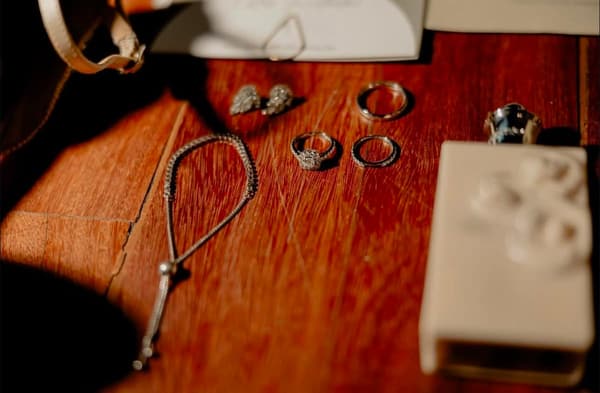 Argollas de matrimonio y accesorios de la novia sobre mesa de madera
