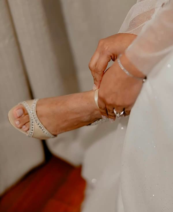 Detalle de la pulsera y el calzado de la novia antes de la ceremonia
