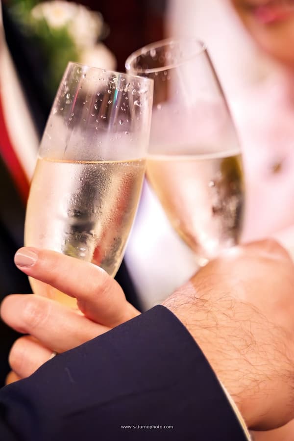 Brindis con copas de champán en la recepción de boda