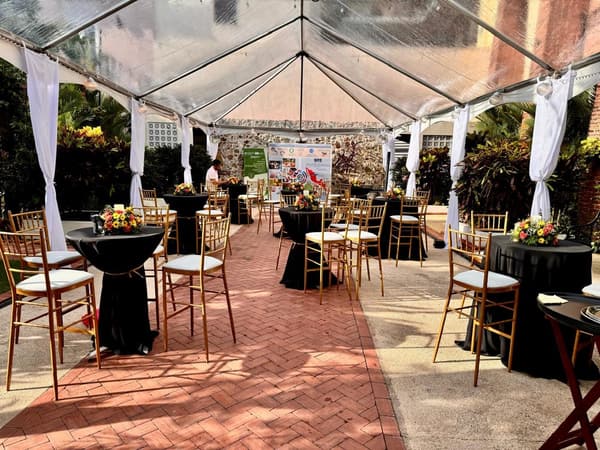 Centros florales en montaje de evento corporativo