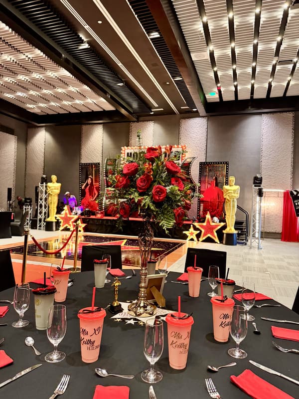 Decoración floral de XV años — centro de mesa alto con rosas rojas, El Taller de las Flores