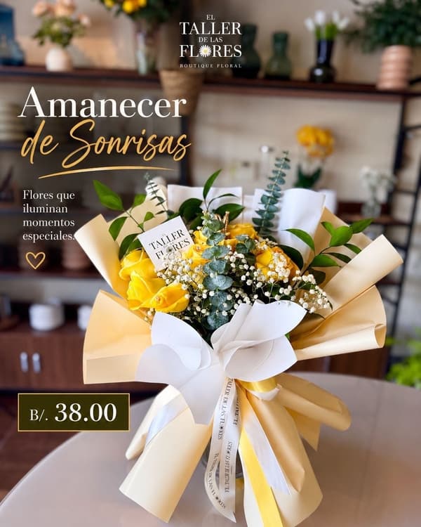Bouquet Amanecer de Sonrisas: rosas amarillas con gypsophila y eucalipto, envueltas en papel crema con un lazo blanco y amarillo.